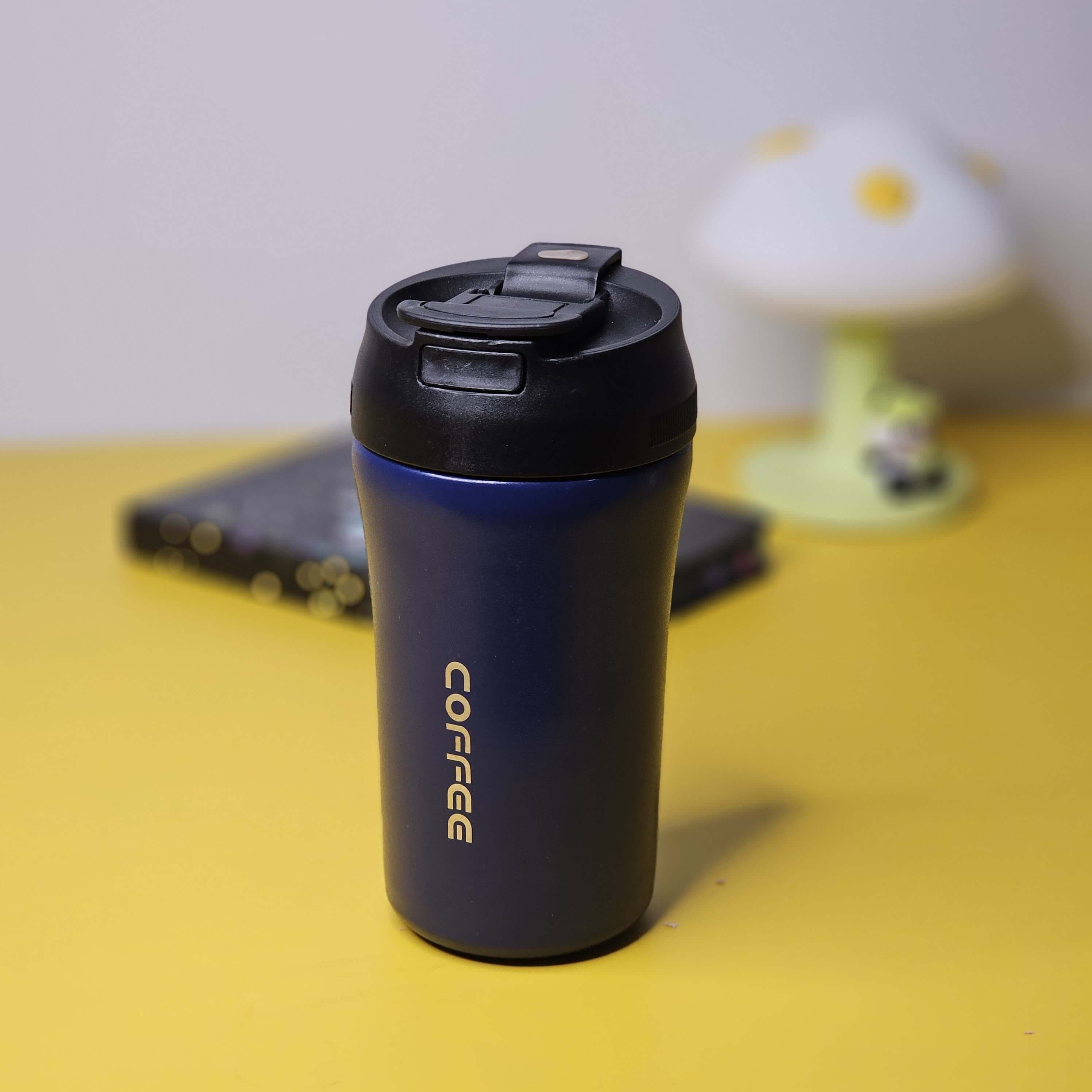 Specifies color, insulation type, travel functionality, and highlights the distinct "push-button" lid mechanism which is visible and a key feature. Includes brand name. www.usmile.toys
